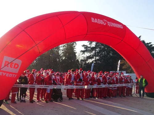 Torna a Milano la Babbo Running, la corsa dei Babbi Natale