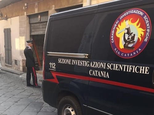 Giù dal balcone: uccide la figlia di 7 mesi