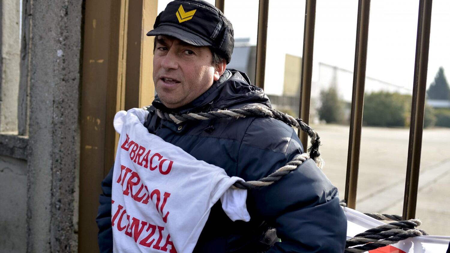 Embraco, operaio incatenato ai cancelli: "Non mollo"