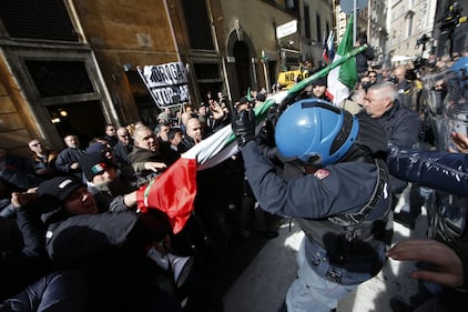 Scontri davanti la sede del Pd in Via del Nazareno 14