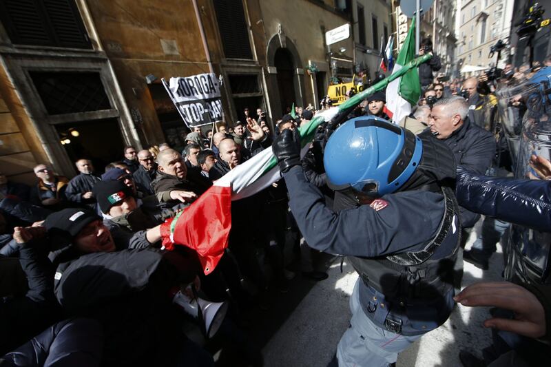 Scontri davanti la sede del Pd in Via del Nazareno 14