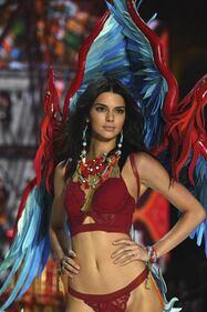 Kendall Jenner lato b per Love Magazine 6