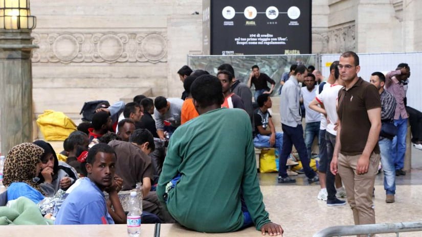 "Foto segnaletiche di tutti i migranti"