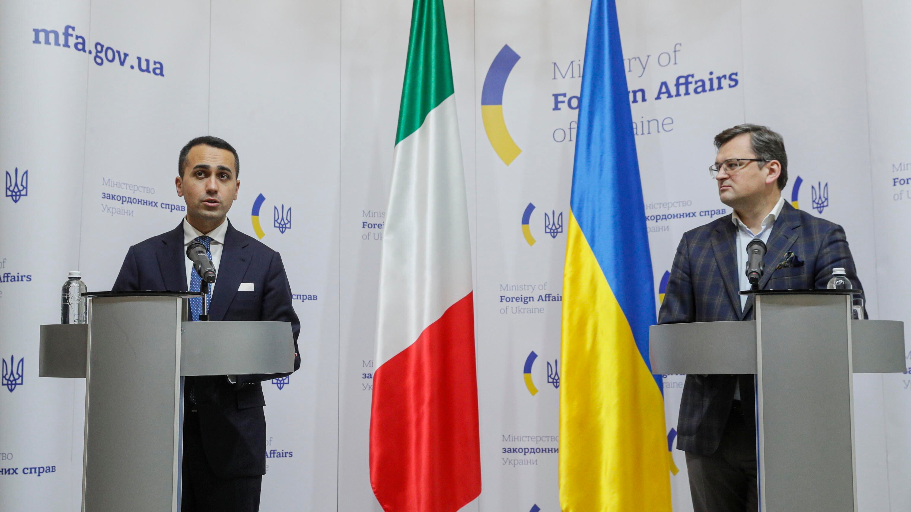 Cresce l'imbarazzo tra gli ex alleati gialloverdi. Linea soft di Salvini: "Sanzioni ultima opzione"
