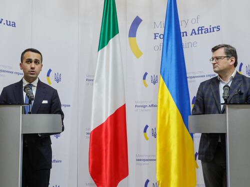 Cresce l'imbarazzo tra gli ex alleati gialloverdi. Linea soft di Salvini: "Sanzioni ultima opzione"