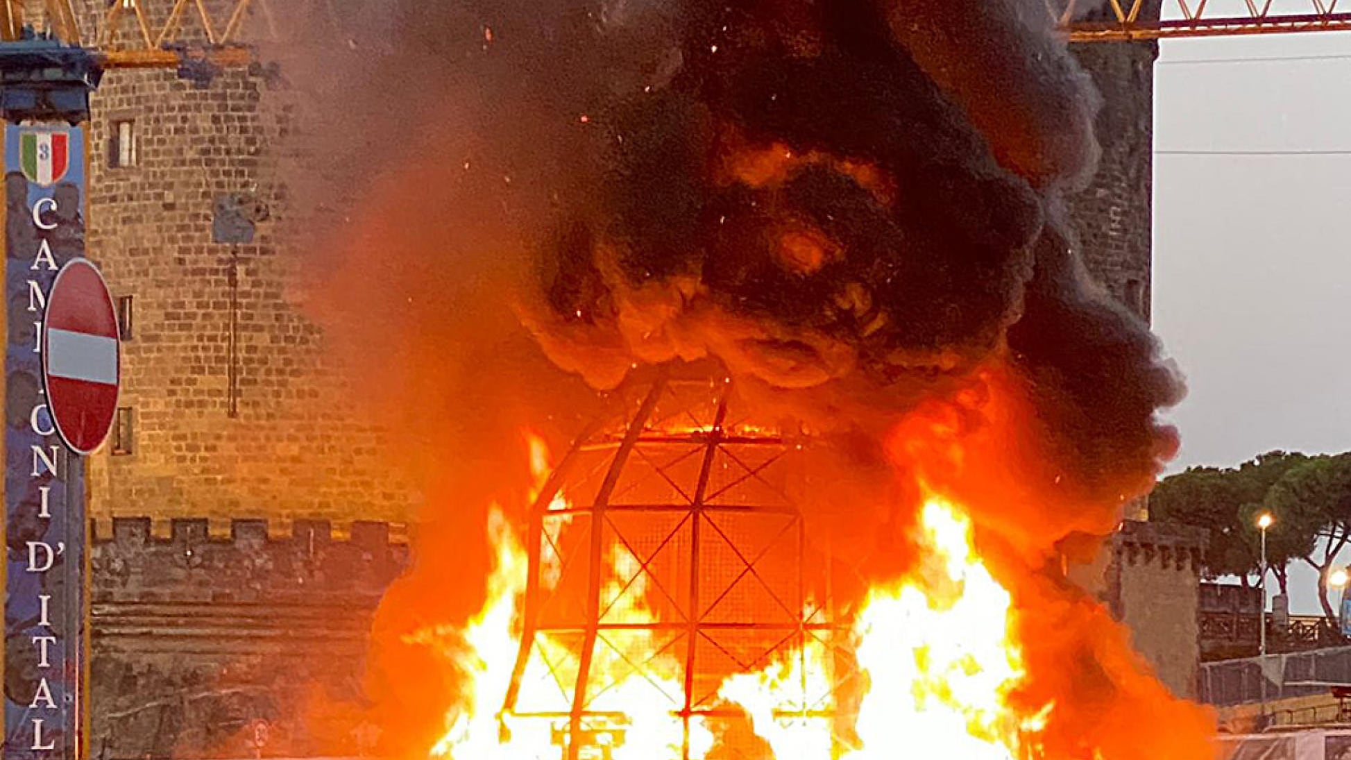 Napoli, in fiamme la "Venere degli stracci": distrutta l'opera di Pistoletto