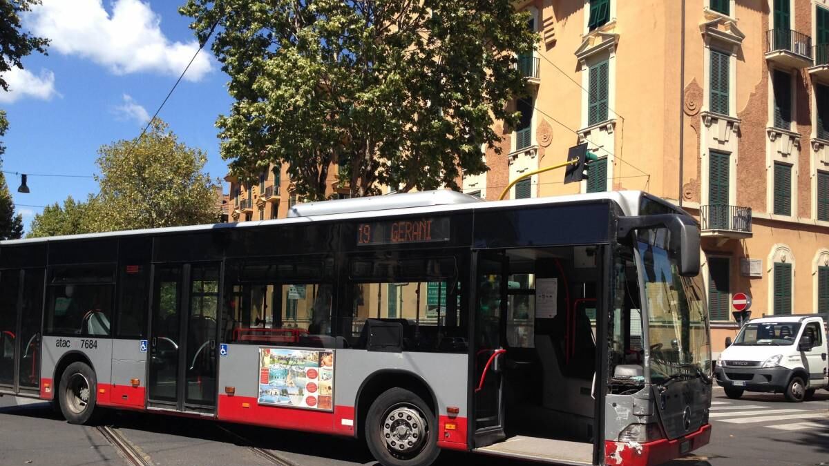 "Biglietto, prego". E gli stranieri massacrano di botte i controllori del bus