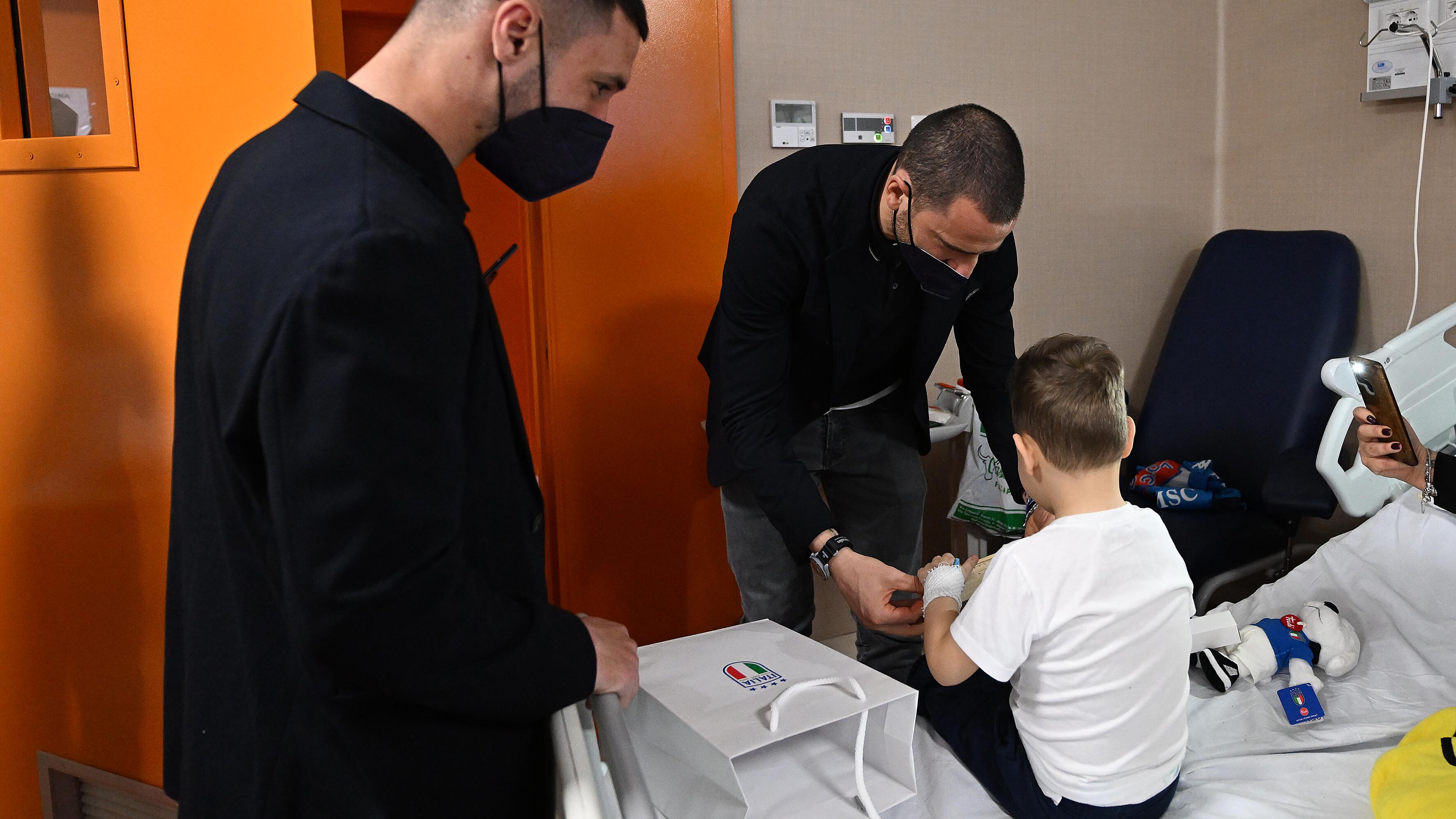 La Nazionale di Mancini porta un sorriso ai bimbi in ospedale