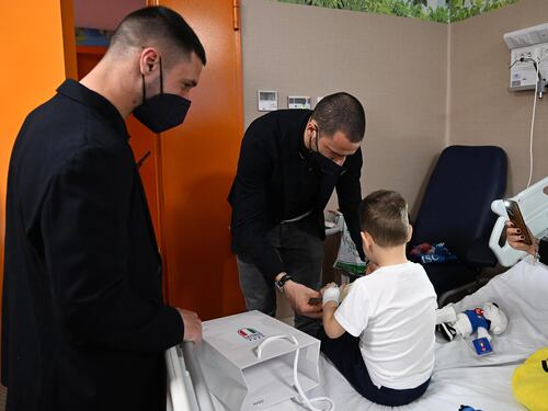 La Nazionale di Mancini porta un sorriso ai bimbi in ospedale