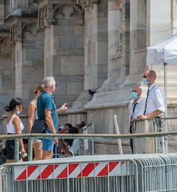 Panico in Duomo a Milano: straniero armato di coltello prende in ostaggio una guardia e la fa inginocchiare 8
