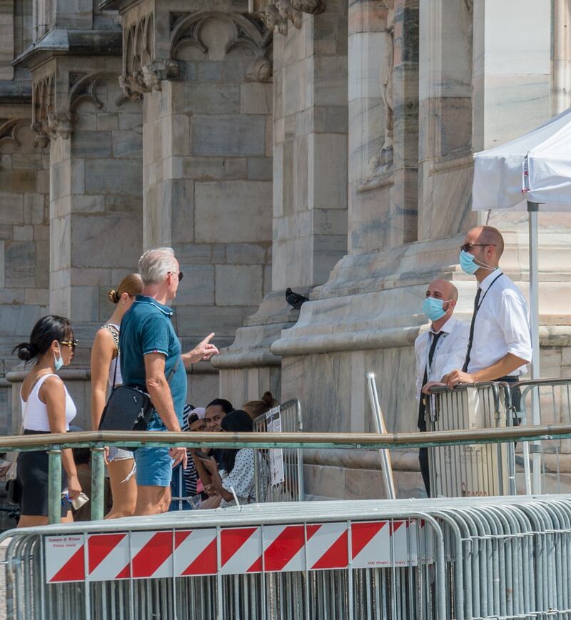 Panico in Duomo a Milano: straniero armato di coltello prende in ostaggio una guardia e la fa inginocchiare 8