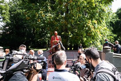 Le immagini dello sfregio alla statua di Montanelli 5