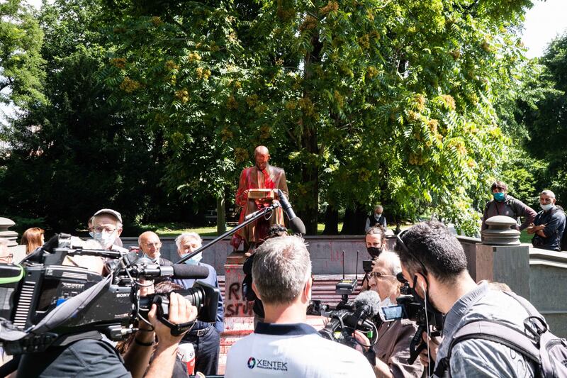 Le immagini dello sfregio alla statua di Montanelli 5