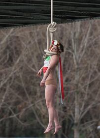Femen, donna "impiccata" contro Rohani 3