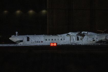 Le immagini choc dell'aereo capovolto sulla pista d'atterraggio a Toronto 7