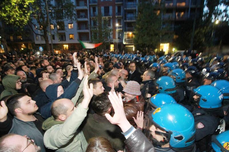 Milano, scontri al corteo per Ramelli tra l’estrema destra e la polizia 4