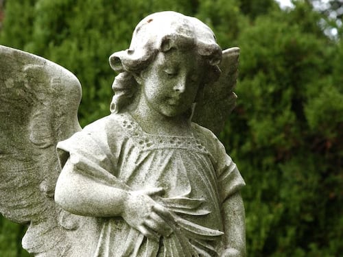 Bradford, “Demonio voleva fargli male”, madre butta bimbo dal 6°piano