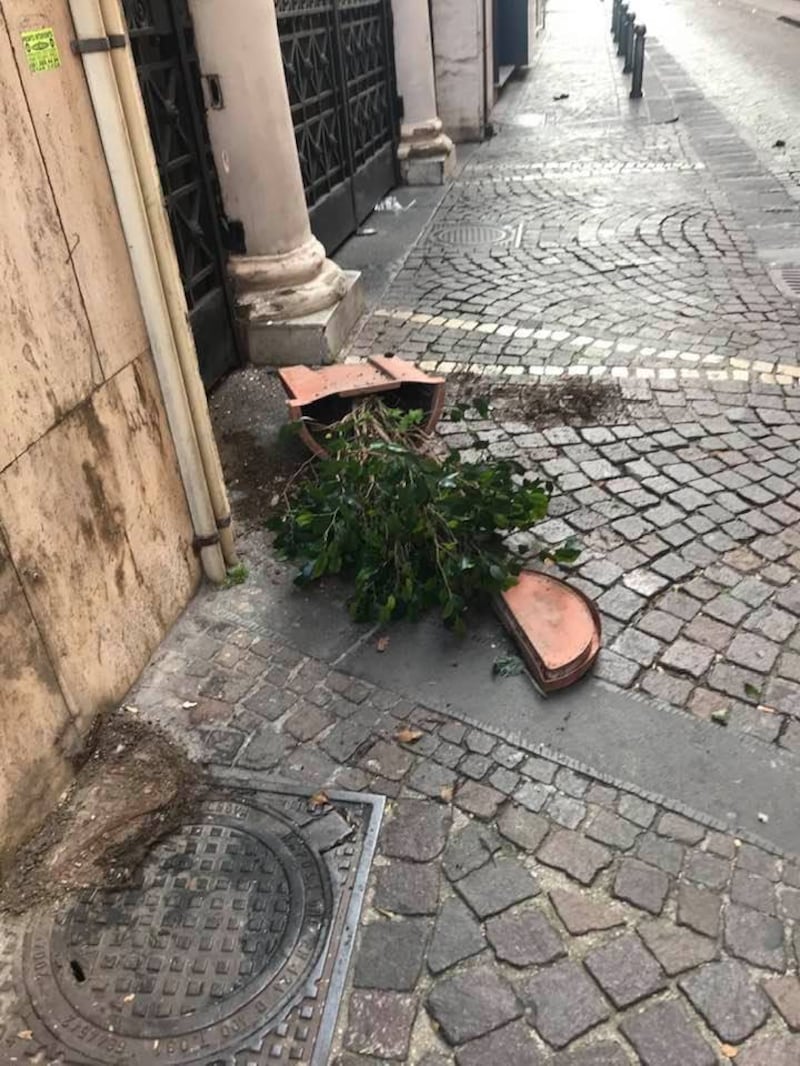 Napoli, vandali in azione a Chiaia: le immagini dei danni 6