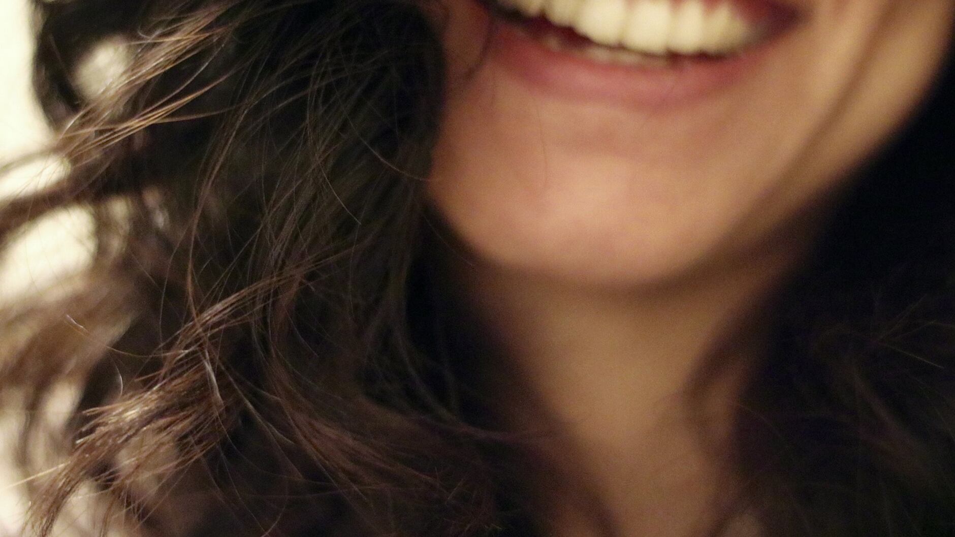 Denti bianchi a 60 anni: i rimedi naturali