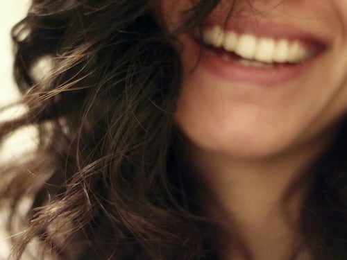Denti bianchi a 60 anni: i rimedi naturali