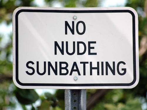 Stop al raduno naturista in Germania. La sinistra se la prende con la pornografia
