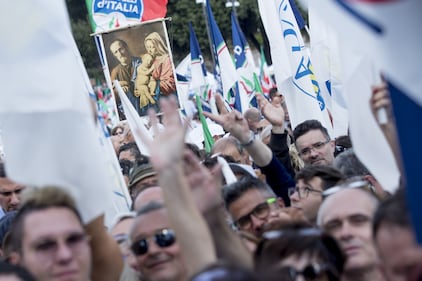 Centrodestra in piazza, tra le bandiere spunta un crocifisso 8