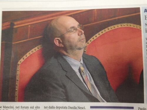 Senato, il capogruppo del M5S dorme in aula