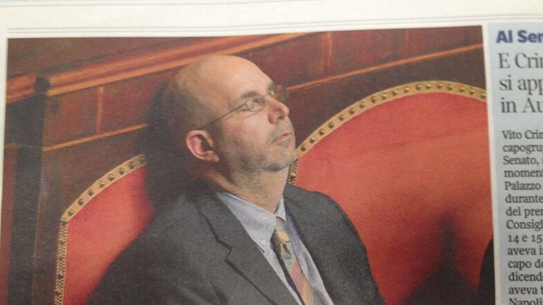 Senato, il capogruppo del M5S dorme in aula