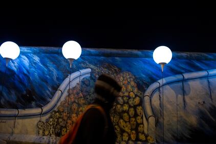 Palloncini luminosi lungo il Muro di Berlino 16