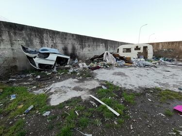 La baraccopoli e i rifiuti vicino al villaggio nomadi autorizzato 1