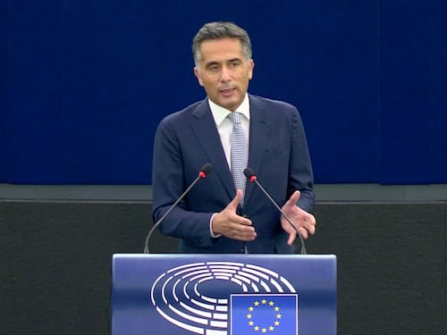 Auto, l’Ue cancella il diktat elettrico