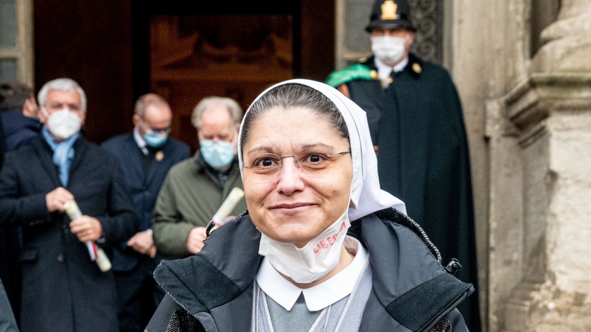 "Prendo atto della decisione ma ora liberate la scuola"