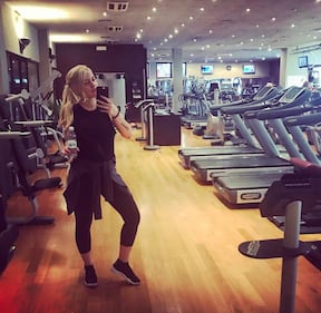 Wanda Nara hot, legge e mostra il lato b 26
