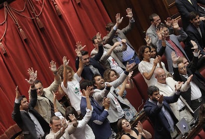 Bagarre alla Camera: dal M5S proteste, insulti e sfottò 3