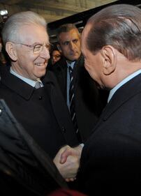 Stretta di mano tra Berlusconi e Monti 3
