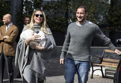 Francesco Totti e Ilary Blasi, primi scatti con la piccola Isabel: foto 13