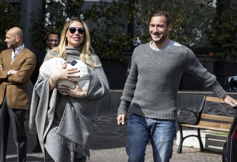 Francesco Totti e Ilary Blasi, primi scatti con la piccola Isabel: foto 13