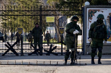 Uomini armati di guardia alla base di Pervalnoye 7