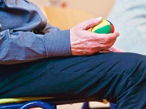 Derubato e vessato per 10 anni dalla rumena. L'orrore sull'anziano