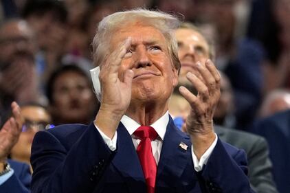 Trump accolto come un re alla convention di Milwaukee. E spuntano le t-shirt "a prova di proiettile" 1