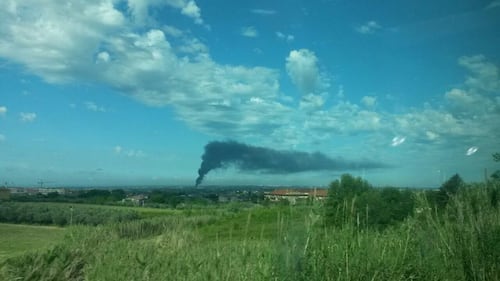 Pomezia, maxi incendio in deposito di plastica: popolazione evacuata 10