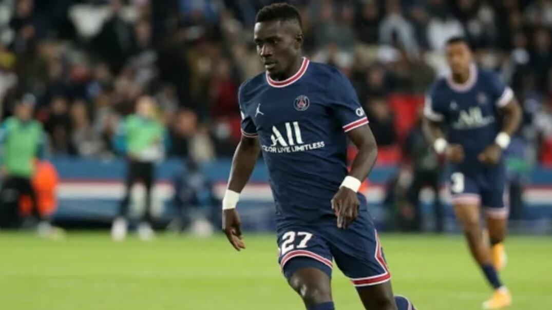 "Si rifiuta di giocare con la maglia arcobaleno". Scoppia la bufera su Gueye