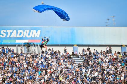Invasione di campo al Mapei Stadium: è un paracadutista 6