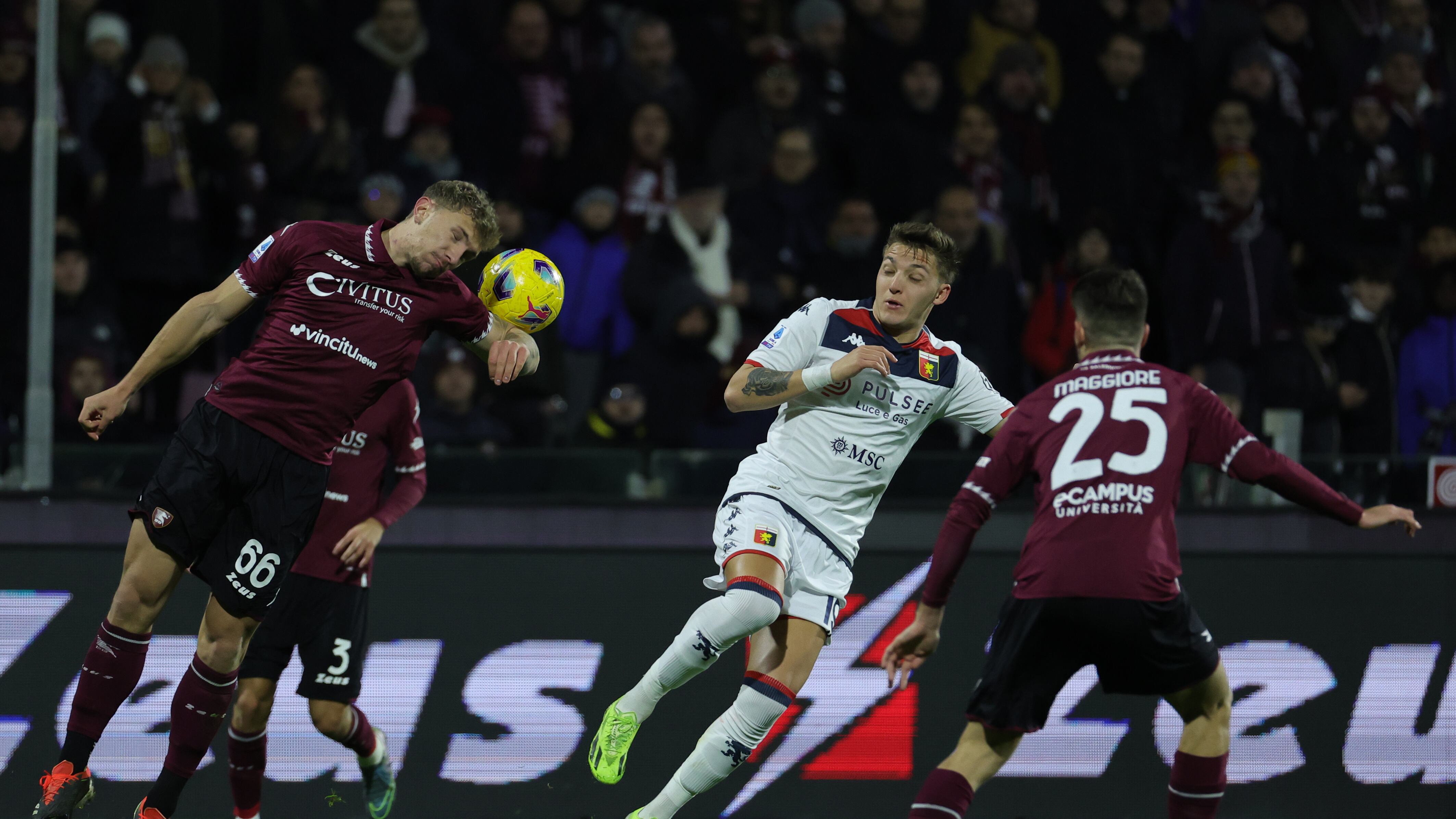 Salerno choc: sul pallone ora volano pure le pietre