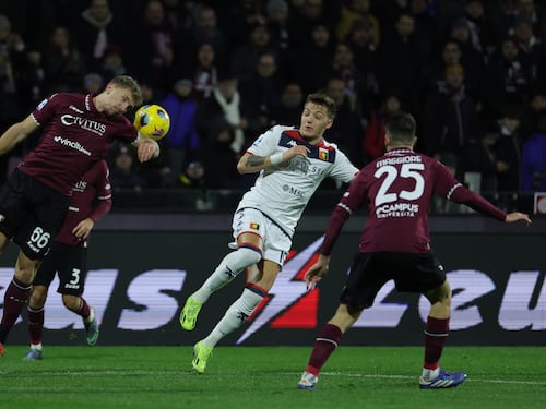 Salerno choc: sul pallone ora volano pure le pietre