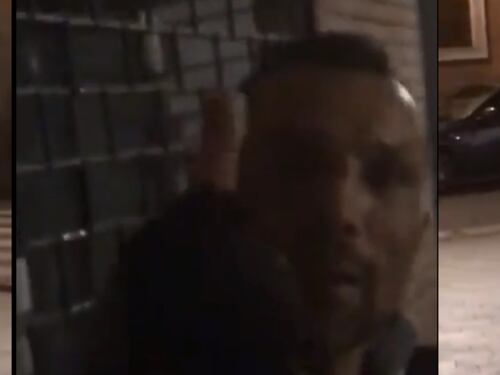 Barricati in casa come topi per evitare furia del migrante. Lui: "Vaff...polizia"