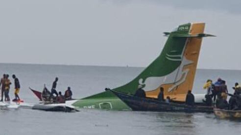 L'atterraggio tra pioggia e vento. L'aereo precipita nel lago: almeno 19 morti