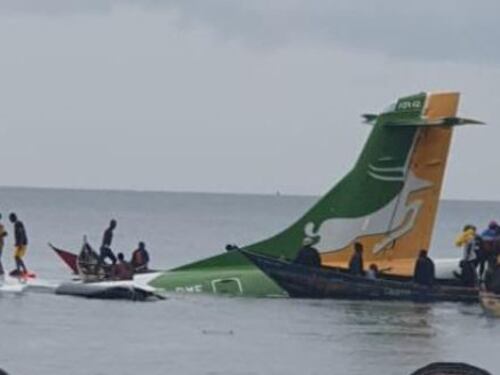 L'atterraggio tra pioggia e vento. L'aereo precipita nel lago: almeno 19 morti