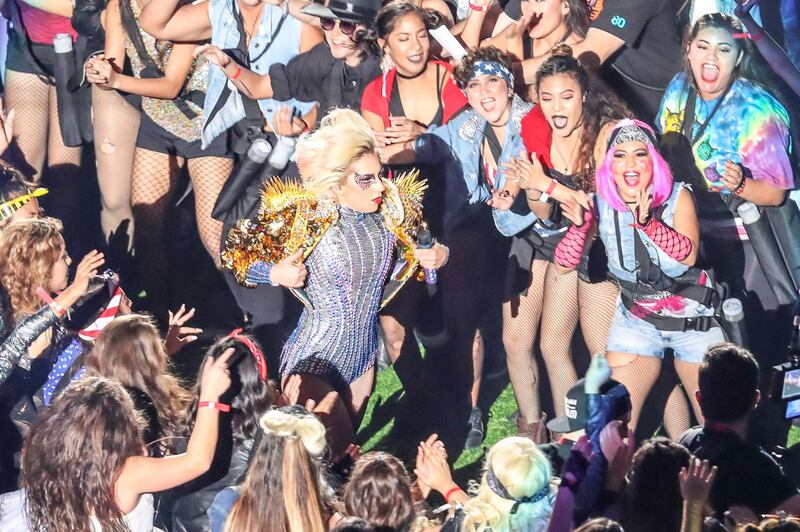 Lady Gaga sexy e glitterata al Super Bowl 16