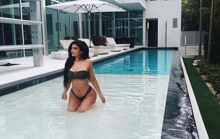 Kylie Jenner sexy in piscina 1